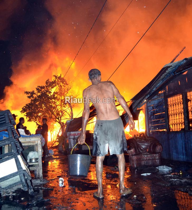 Selang Damkar Pendek, Masyarakat Gunakan Ember Untuk Padamkan Api