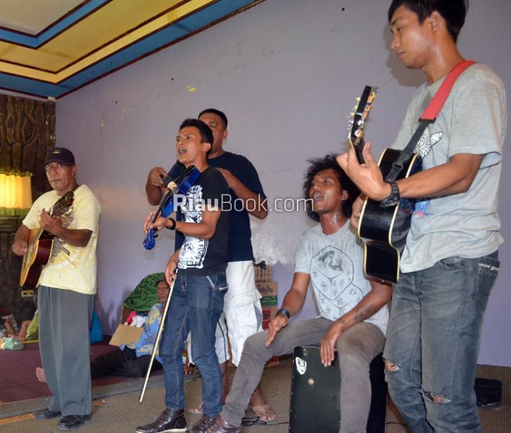 'Jalan Jalan di Kota Dumai' Membawa Rezki Bagi Musisi Jalanan Kelana