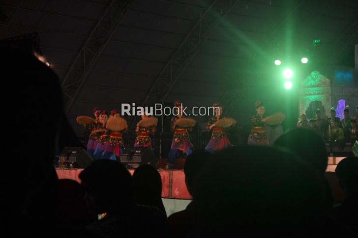 Dihibur Dua Artis KDI, Belasan Ribu Masyarakat Dumai Malam Minggu di Dumai Expo 2016