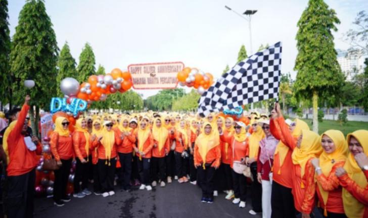 Dharma Wanita Riau Gelar Jalan Santai Bersama di CFD