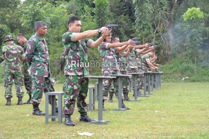 Saksikan Berbagai Gaya Personel TNI Pekanbaru Menembak
