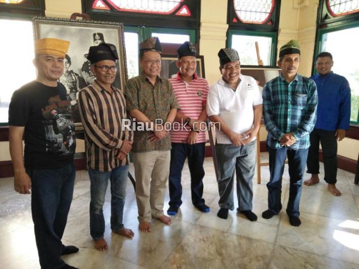 Petinggi PWI Dihadiahi Tanjak, Saat Kunjungi Kota Istana