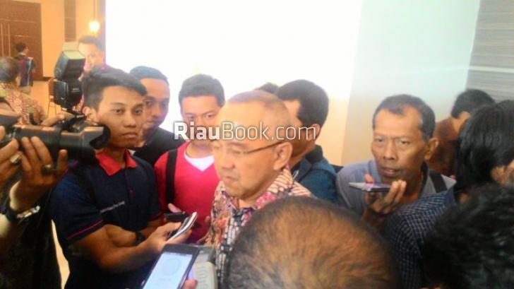 Inilah Guru dan Murid Terbaik Riau, Andi Rachman Beri Hadiah