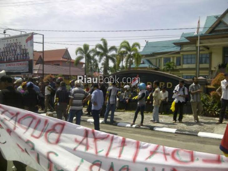 Tagih Janji Dewan, Puluhan Massa SMKB Geruduk Kantor DPRD Bengkalis