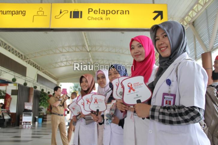 Cewek-cewek Cantik Ini Peringati Hari AIDS, Mau?
