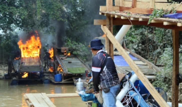 Tim Gabungan Musnahkan 145 Rakit Tambang Ilegal di Sungai Kuantan