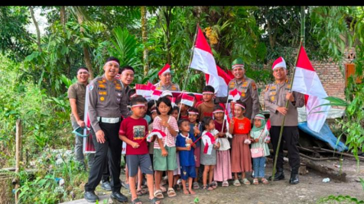 Tembus Pedalaman Talang Mamak, Dirlantas Polda Riau Kobarkan Semangat Merah Putih dan Hadirkan Kepedulian Nyata untuk Negeri