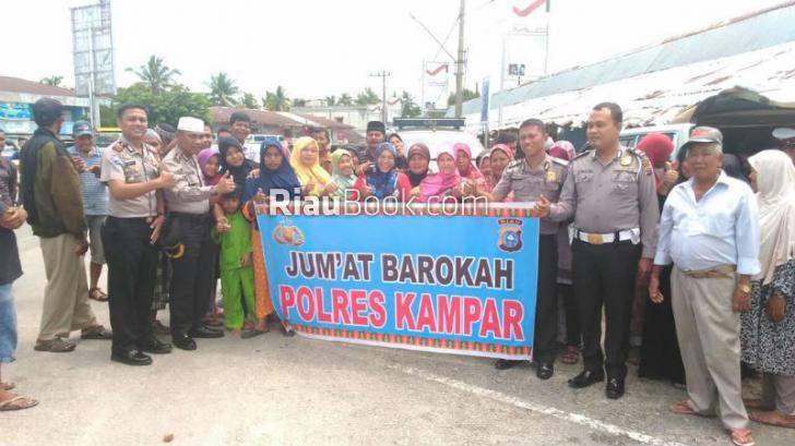 Sampaikan Pesan Kamtibmas di Pasar Kuok, Tukang Becak Kecipratan Nasi Bungkus