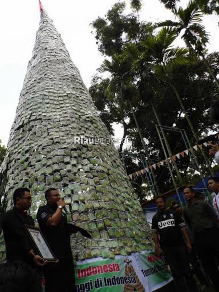 Bolu Kemojo Raksasa Ada di Pekanbaru, Begini Bentuknya