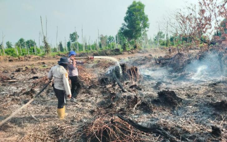 Tim Gabungan Polres Pelalawan Lakukan Pemadaman Karhutla di Kerumutan