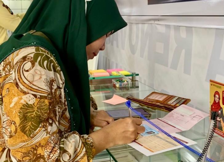 Bukan Hanya Cendera Mata, BRK Syariah Dengarkan Curhat Nasabah di Hari Pelanggan Nasional