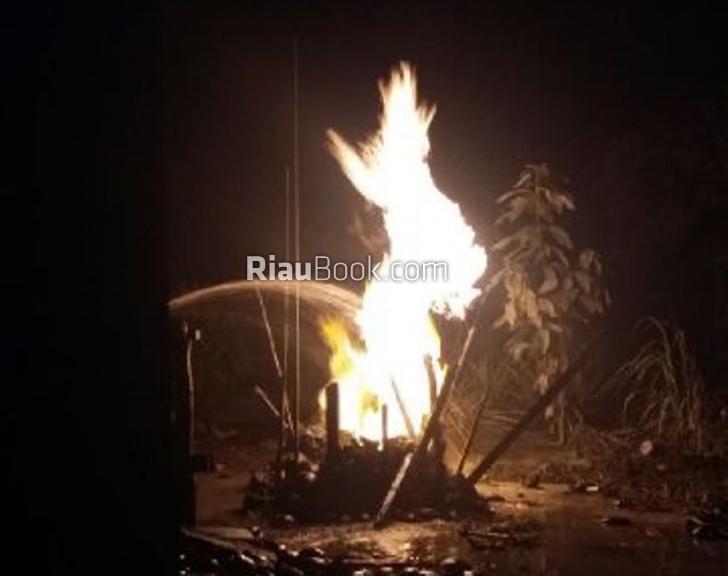 Mengerikan, Di Inhil Riau Sumur Bor Warga Menyemburkan Api
