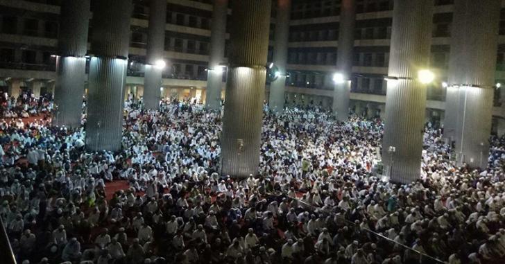 Masjid Istiqlal 'Over Kapasitas', Pendemo Salat Jumat di Stasiun Juanda