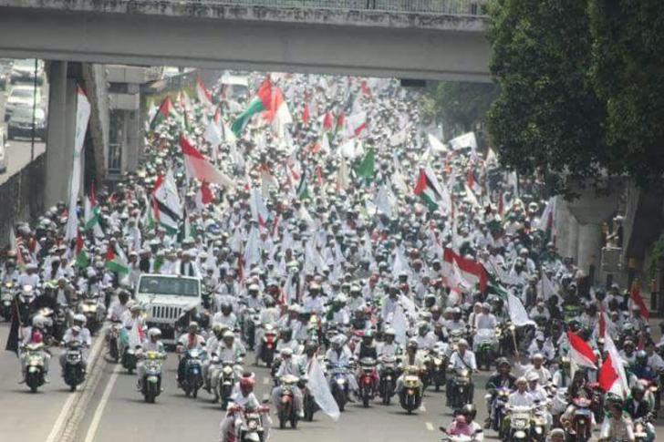 Perempuan ini Baru Dua Hari Bersahadat, Hari ini Langsung Turun Aksi Bela Islam