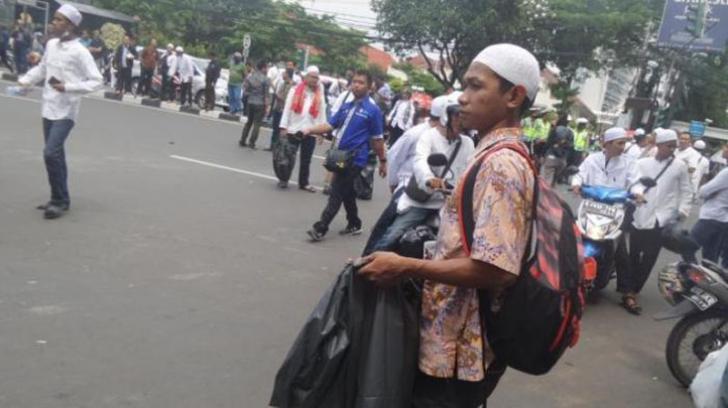 Menjawab Sindiran PWNU Jakarta, Pemuda-pemuda Muslim Berjalan Berkeliling Kumpulkan Sampah
