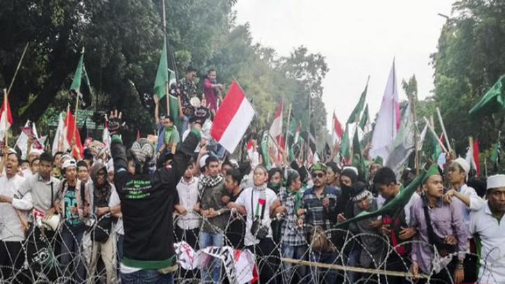 Pengunjuk Rasa Jebol Kawat Berduri di depan Istana, Polisi Tak Berdaya