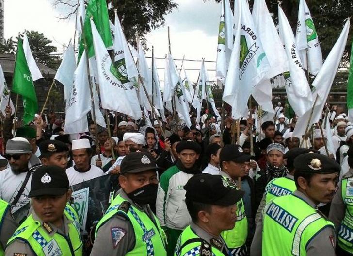 Polisi Lantunkan Asmaul Husna, Redam Emosi Pengunjuk Rasa