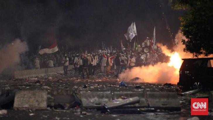 Demo di Depan Istana Merdeka Ricuh, Polisi Tembakkan Gas Air Mata