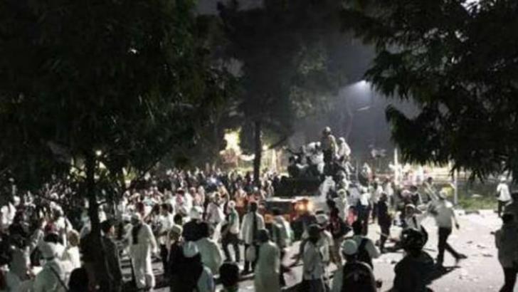 Ambulans Hilir Mudik Angkut Korban Bentrokan Polisi dengan Pengunjuk Rasa di Depan Istana Negara