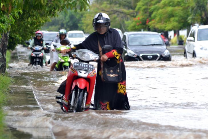 Banyak Kendaraan Mogok Akibat Banjir di Dumai