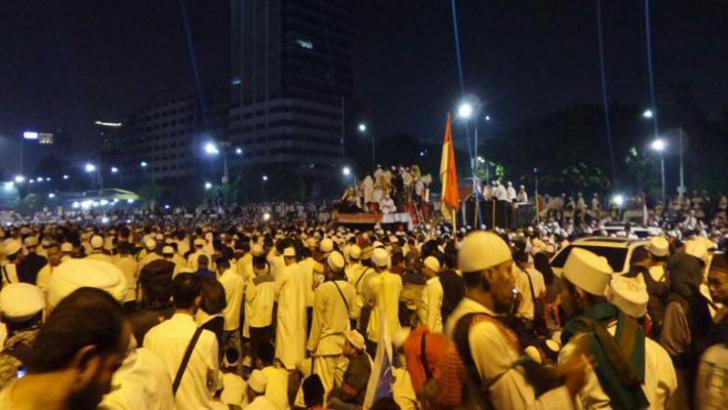 Massa Mendesak Masuk Gedung DPR. Fahri Hamzah: Kita Lakukan Negoisasi dengan Pihak TNI/Polri