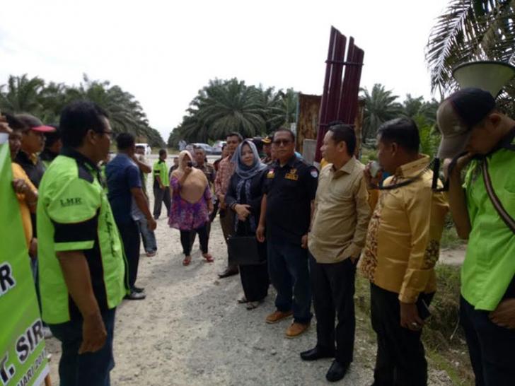 Ratusan Masyarakat Siak Blokir PT SIR Perawang, Begini Tuntutannya