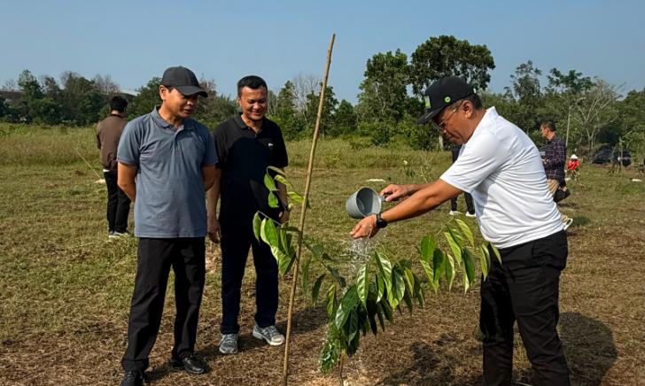 Tebar Keberkahan Bagi Alam, BRK Syariah Ikut Tanam Pohon di Kawasan Stadion Utama Riau