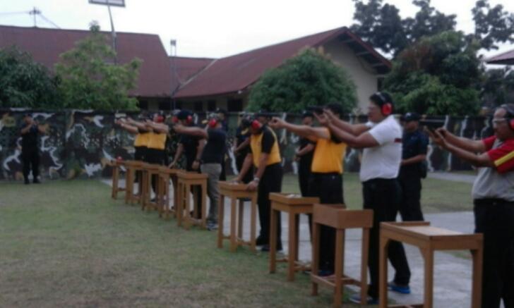 Sambut HUT Brimob, Pejabat Utama Polda Riau 'Baku Tembak'