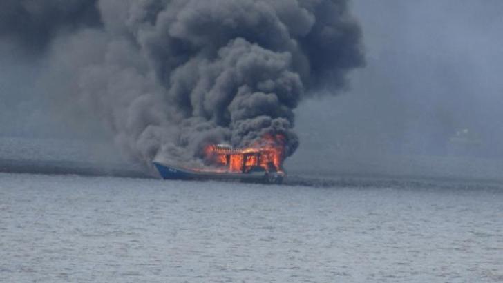 Tiga Kapal Malaysia yang Curi Ikan Dibakar di Tengah Laut Bengkalis