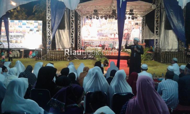 Ustadz Udjae Ceramahi Masyarakat Kampar Ditengah Hujan Dihadapan Jefry Noer