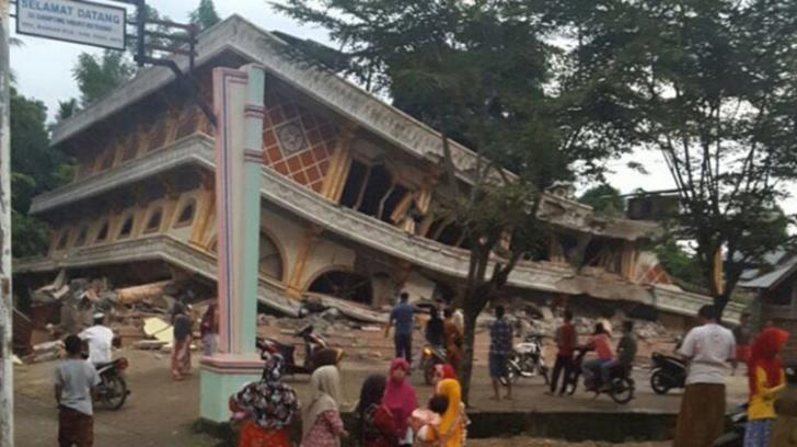Dengan Peralatan Seadanya, Warga Evakuasi Korban Gempa dari Bawa Reruntuhan