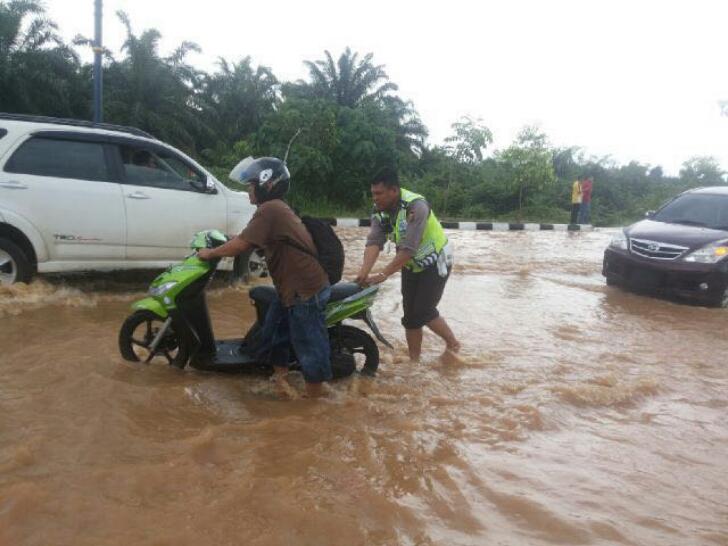 Ribuan Warga Pedalaman Rohul Terisolir Banjir, BPBD Fokuskan Evakuasi