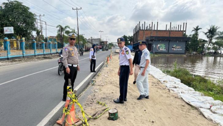 Satlantas Polres Indragiri Hilir Bersama Stakeholder Survey Ruas Jalan yang Rusak