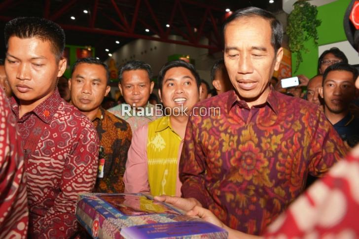 Tenun Lejo Bengkalis untuk Presiden Jokowi