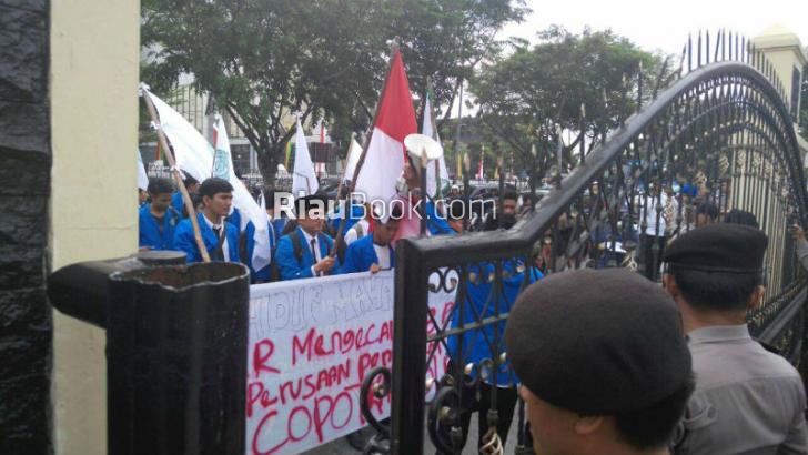 Pertanyakan SP3 15 Perusahaan, BEM UIR Geruduk Polda Riau