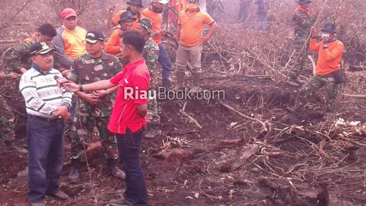 Tanpa Kenakan Masker Jefry Turun Tangan Padamkan Kebakaran Lahan