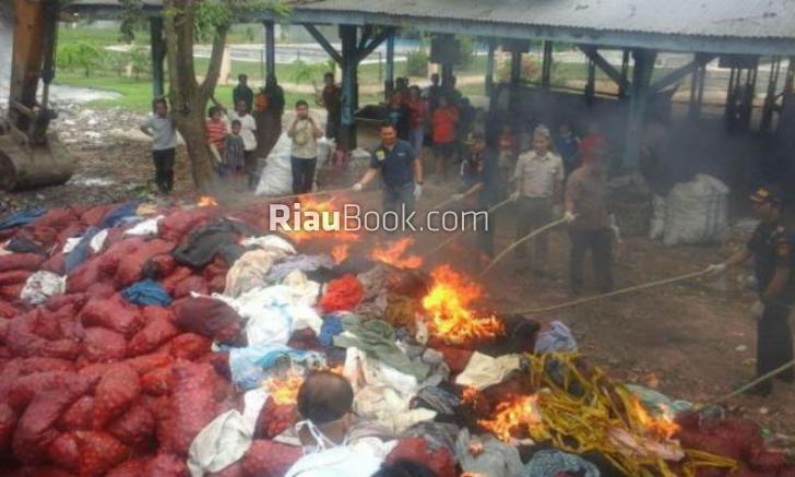 Polres Bengkalis Musnahkan 2100 Karung Bawang Selundupan