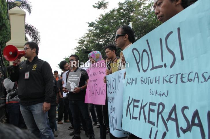 Seribu Puisi Untuk Mu Polisi