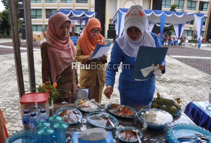 Jelang Hari Ibu, Bapak-bapak Pejabat di Kampar Memasak