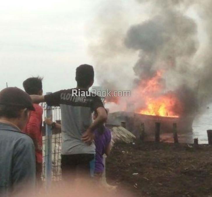Kesal, Kelompok Nelayan Rawai Bakar Kapal Nelayan Jaring Batu