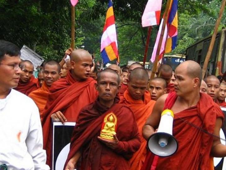 Biksu  Budha Bubarkan Acara Maulid Nabi SAW di Myanmar