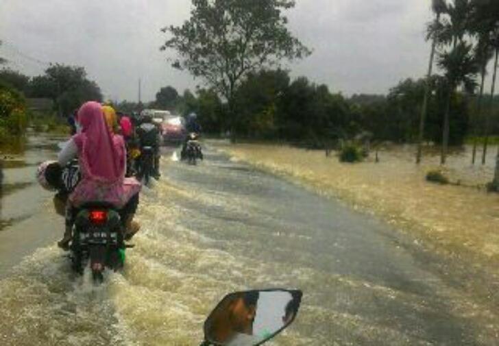 Sudahlah Dikepung Banjir, Penderitaan Warga Kampar Ditambah Listrik Padam
