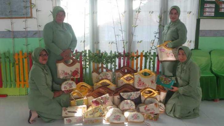 Kreatif, Persit Kartika Kodim Kampar Potong dan Tempel-tempel Kertas di Waktu Luang
