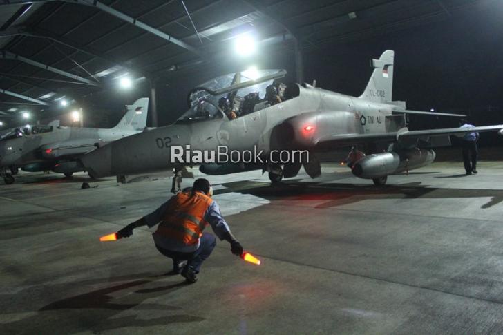 Pesawat Tempur TNI Pekanbaru Terbang Malam, Begini Aksinya...