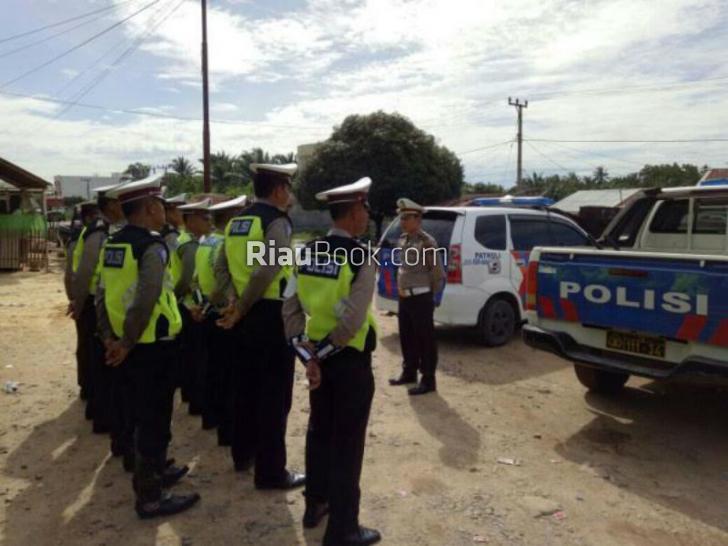 Polisi Periksa Kendaraan di Jalur Lintas Riau-Sumut