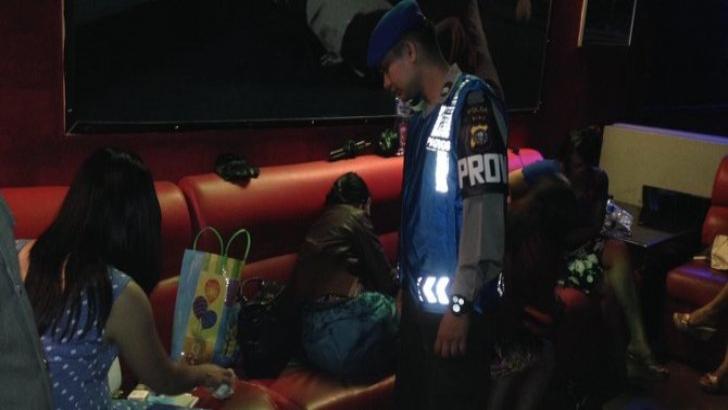 Lagi Tinggi, Empat Oknum Polisi Yang Berjoget dan Bernyanyi di Tempat Hiburan Malam Langsung Diamankan