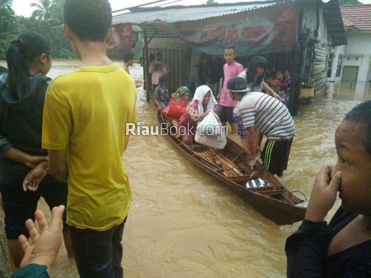 Banjir di Riau Meluas, Korban Terus Bertambah, Stok Logisitik Makin Menipis