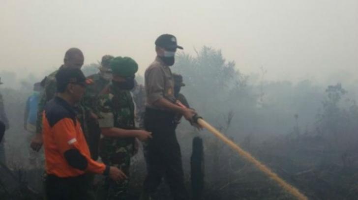 Kebakaran Lahan di Rohul, Aparat Gabungan Berjibaku Padamkan Api