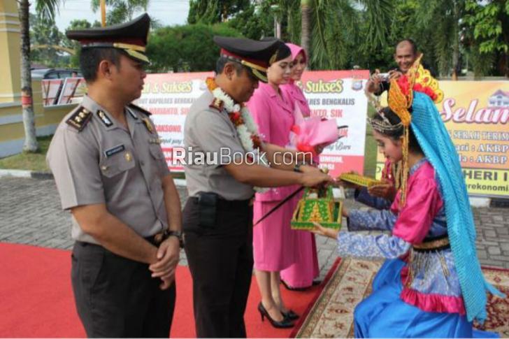 Usai Sertijab, Kapolres Bengkalis AKBP Hadi Wicaksono disambut Tarian Zapin