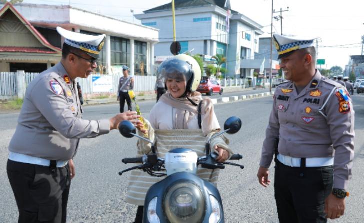 Satlantas Polres Inhil Bagi-bagi Helm Gratis kepada Pengendara